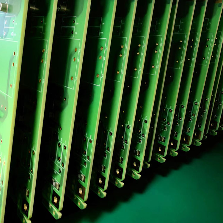 Làm thế nào Rogers PCB mang lại hiệu suất tần số cao trong thiết bị điện tử hiện đại?